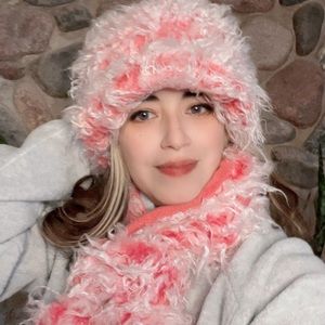 SOLD ON VINT…!Fuzzy Winter Hat/Scarf/Mitten Set